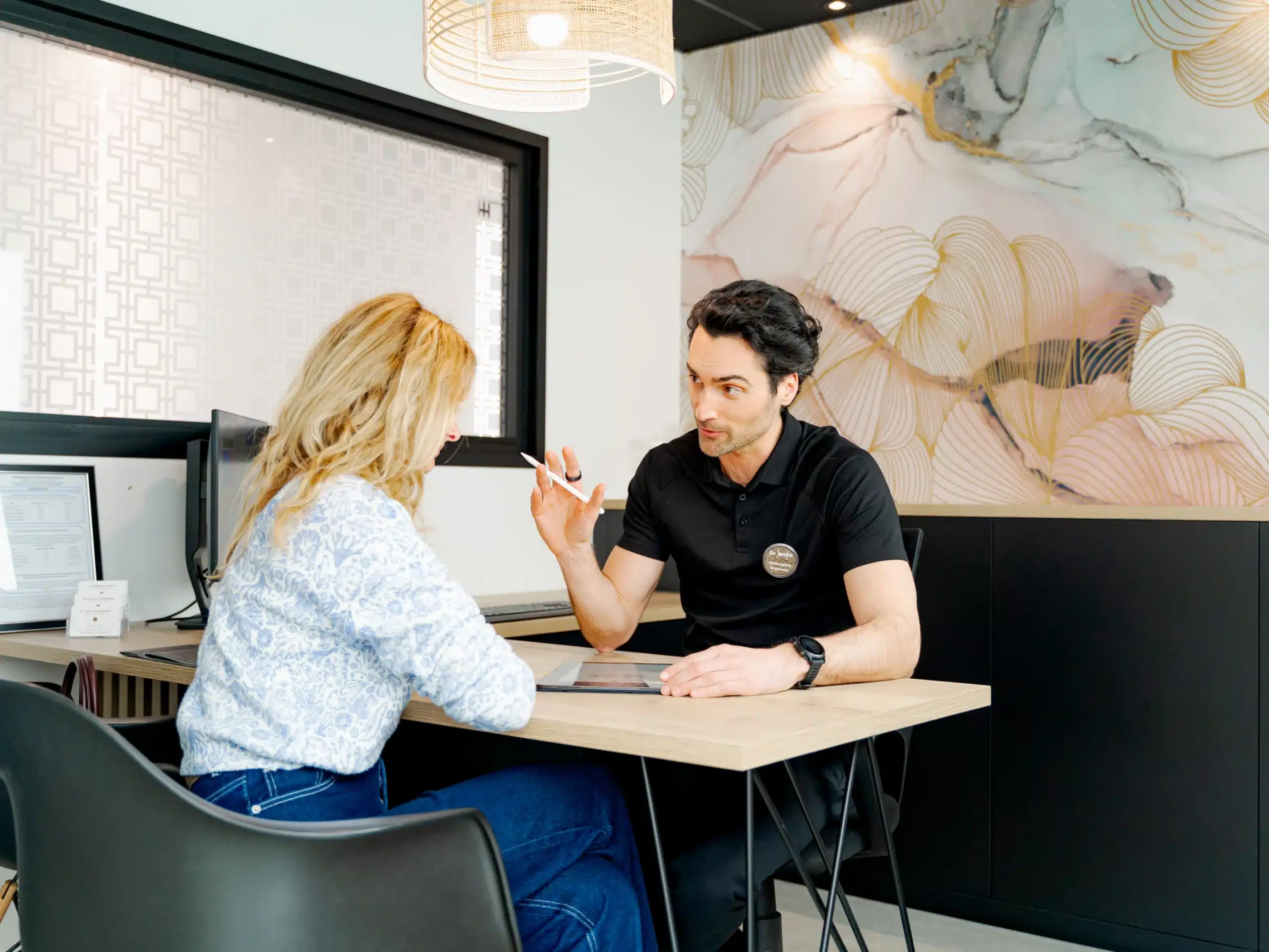 Explication du plan de traitement au patient en consultation