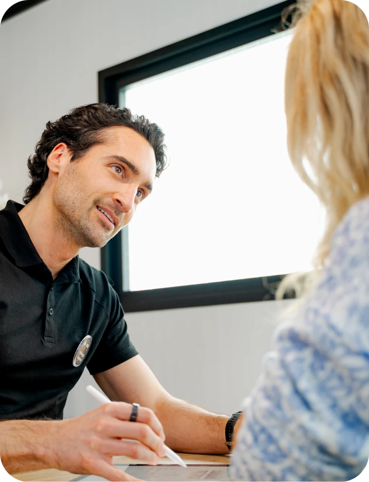 Première consultation : temps d'échange avec une patiente avant l'examen clinique