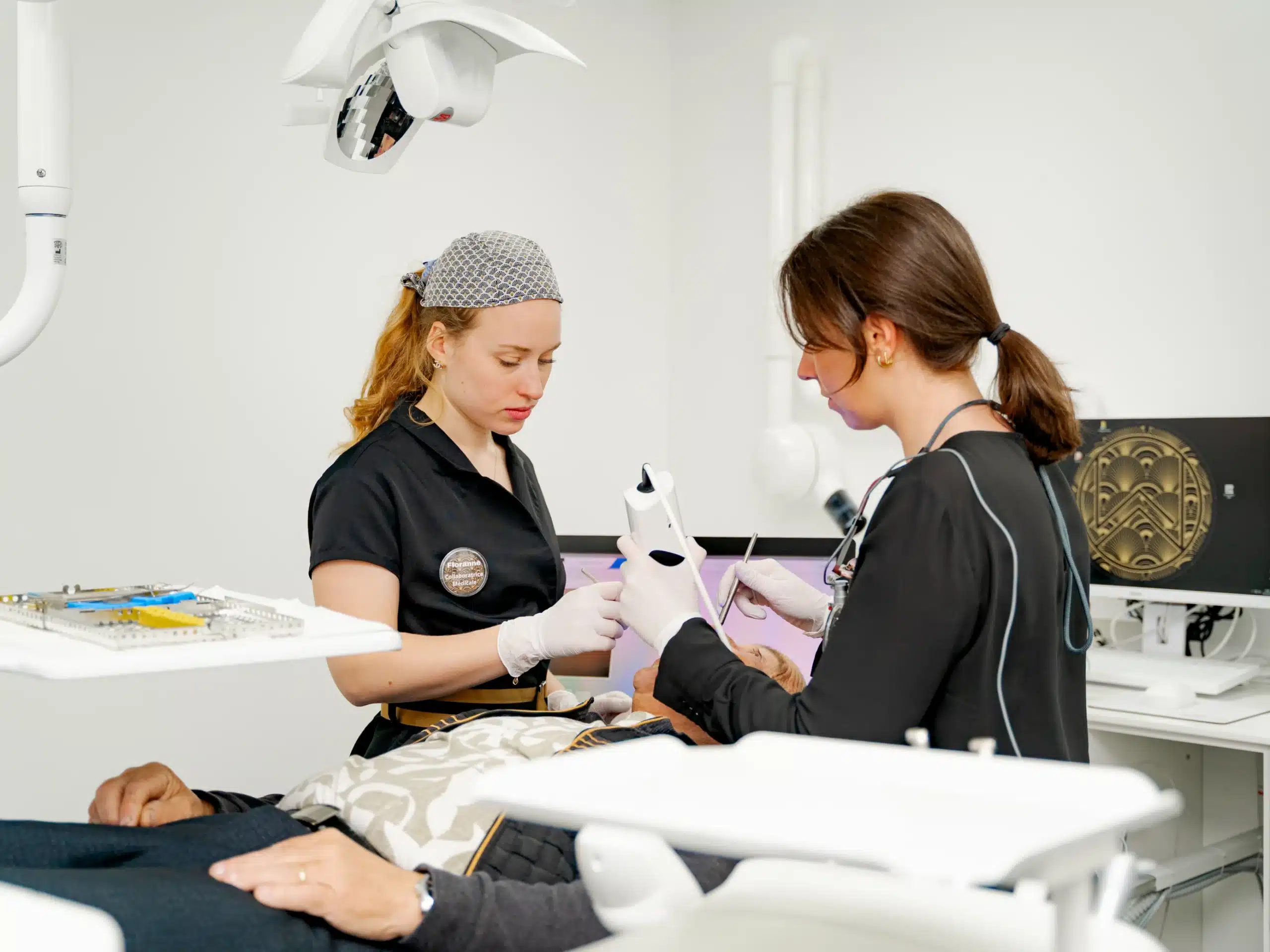 Praticienne et patient en salle de soins au cabinet Oracle