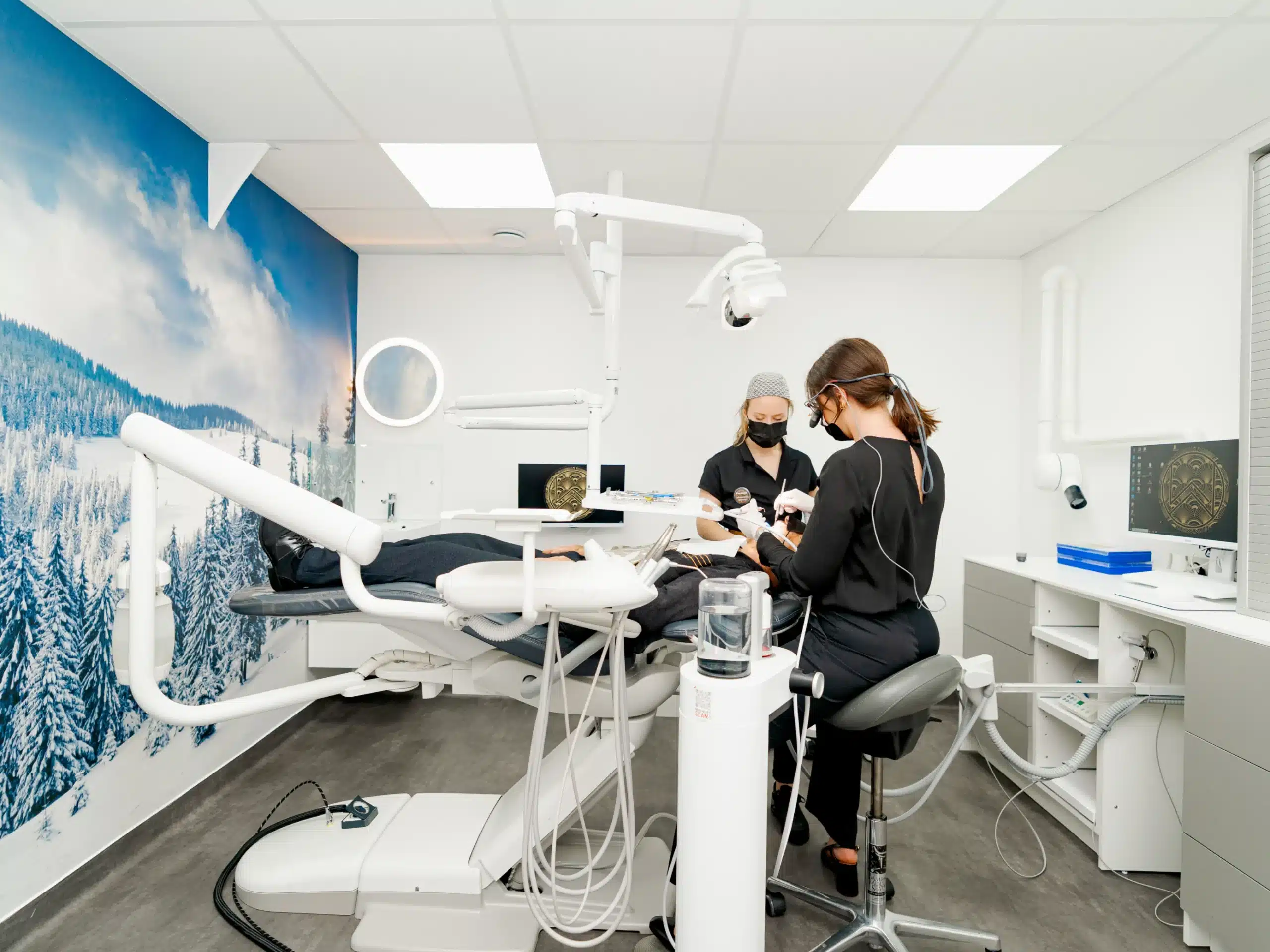 Salle de soins dentaires du cabinet Oracle, décor hivernal